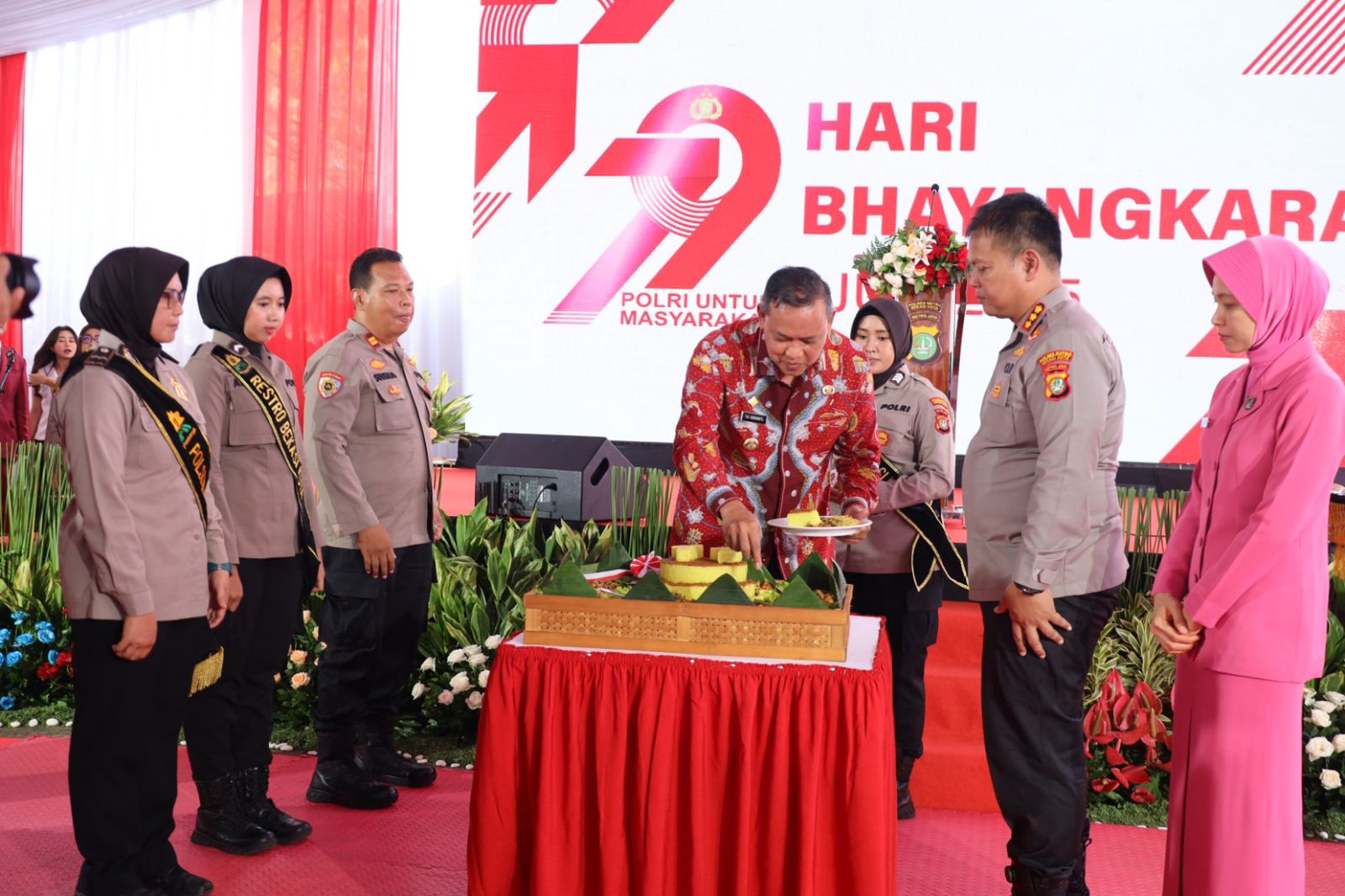 Kota Bekasi - Wali Kota Bekasi menghadiri peringatan Hari Ulang Tahun (HUT) ke-79 Bhayangkara tingkat Kota Bekasi yang digelar oleh Polres Metro Bekasi Kota.