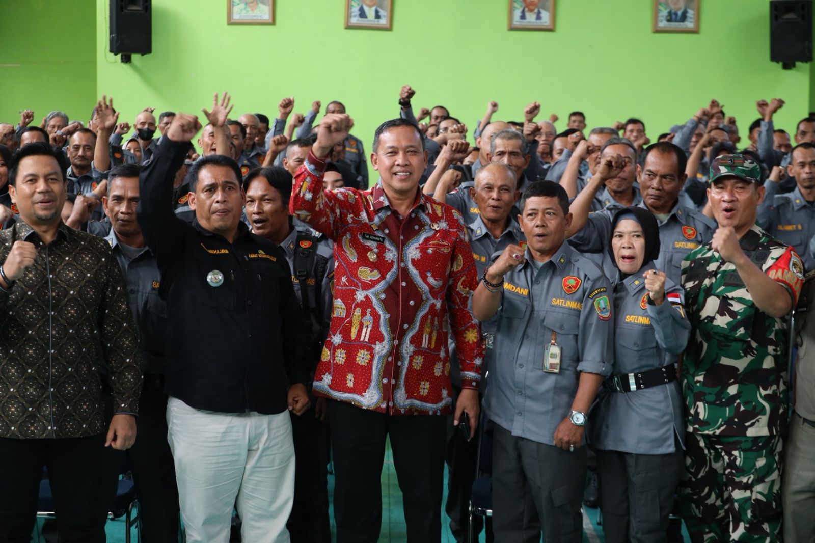 Kota Bekasi - Wali Kota Bekasi, Tri Adhianto, secara resmi membuka kegiatan Pembinaan Linmas se-Kecamatan Bekasi Selatan yang berlangsung di Gedung PGRI.