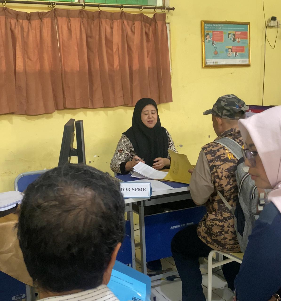 Kota Bekasi - Orangtua mengambil formulir di SMP Negeri 1 Kota Bekasi setelah lulus SPMB