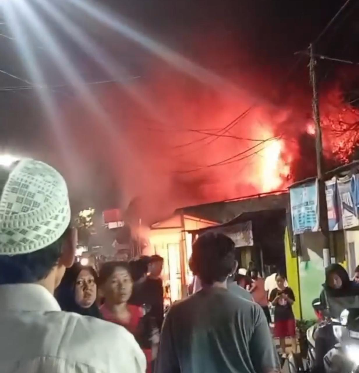 Kota Bekasi - Kebakaran melanda sebuah bangunan ruko di kawasan Kampung Sawah, Jatimurni, Kecamatan Pondok Melati, Kota Bekasi, pada Sabtu malam (5/7/2025) sekitar pukul 19.20 WIB.