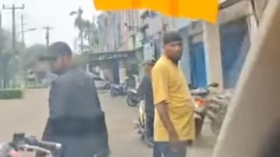 Kota Bekasi - Tangkapan layar video memperlihatkan pencegatan oleh sekelompok debtcollector di sekitar kawasan ruko wilayah Bekasi Timur.