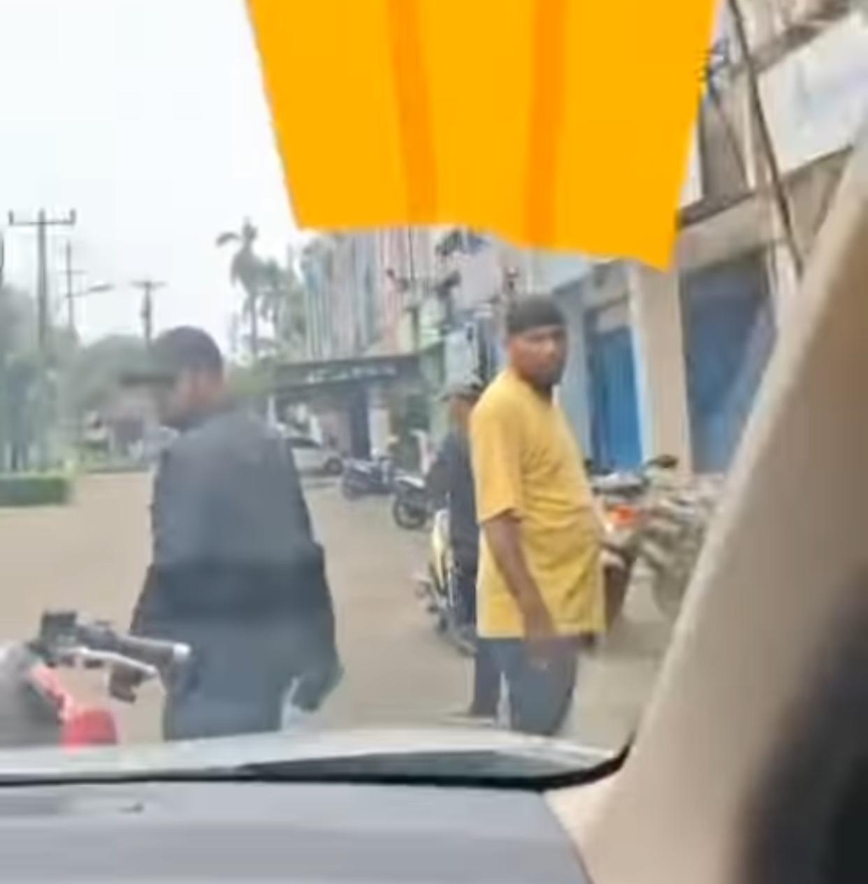 Kota Bekasi - Tangkapan layar video memperlihatkan pencegatan oleh sekelompok debtcollector di sekitar kawasan ruko wilayah Bekasi Timur.