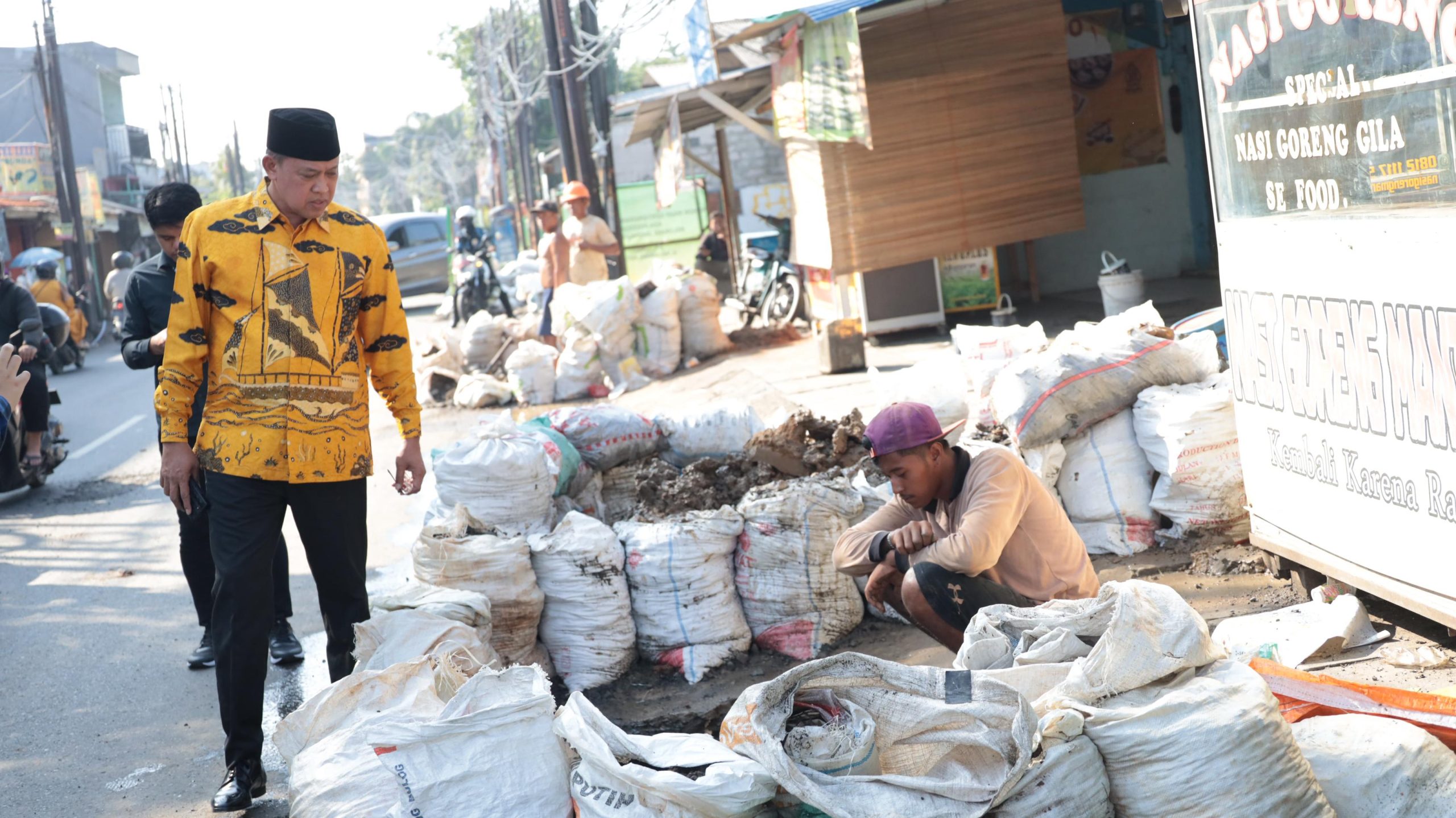 Kota Bekasi - Wali Kota Bekasi Tri Adhianto meninjau proyek galian di kaliabang, Bekasi utara