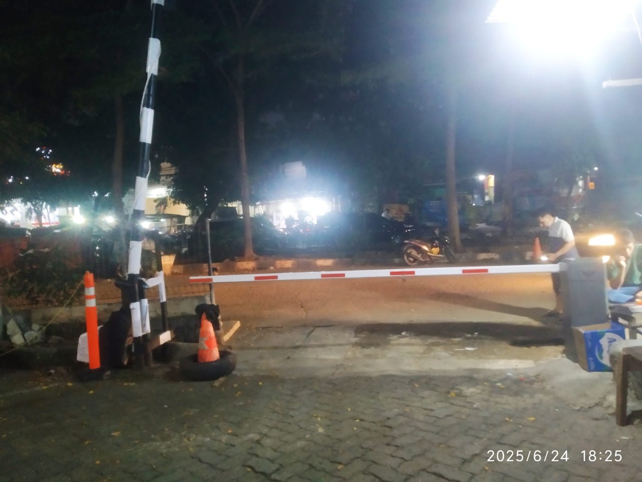 Kota Bekasi - Konflik antara PT Mitra Patriot (PTMP) dan Paguyuban Ruko Sentra Niaga Kalimalang (RSNK) kembali memanas, meski proses hukum tengah berlangsung di Pengadilan Negeri Bekasi dengan nomor perkara 582/Pdt.G/2024/PN.Bks.