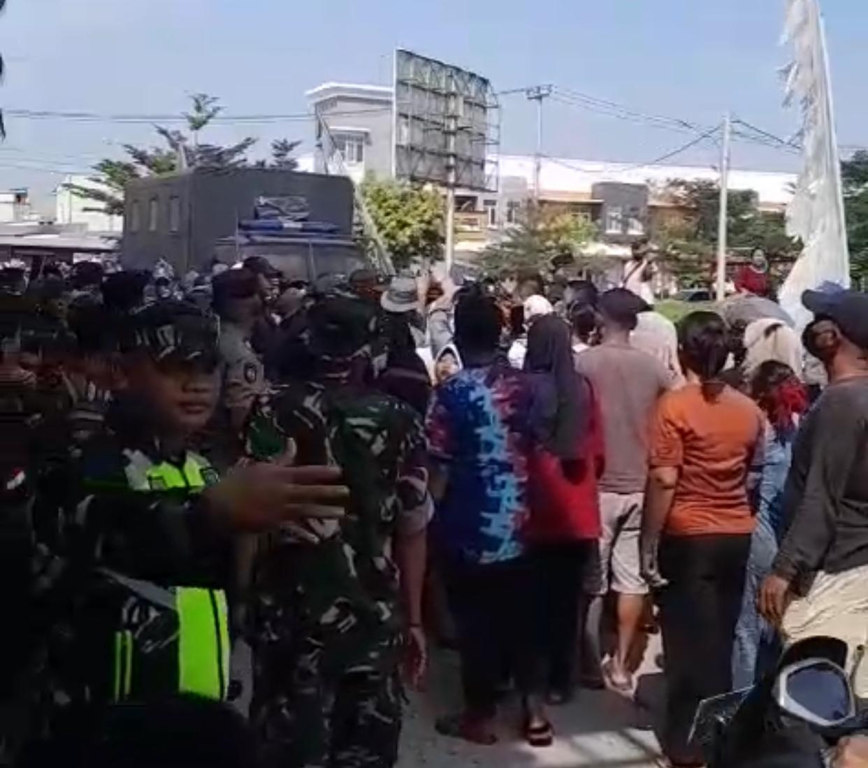 Kabupaten Bekasi - Ketegangan mewarnai pembagian Surat Peringatan Ketiga (SP3) kepada pemilik bangunan liar di kawasan Pulo Timaha, Kecamatan Babelan, Kabupaten Bekasi, pada Senin (7/7/2025). Warga memprotes keras rencana penertiban yang disebut dilakukan tanpa koordinasi maksimal.