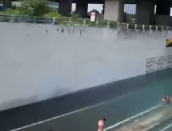 Viral! Genangan Banjir di Underpass MM2100 Bekasi Bening Seperti Kolam Renang