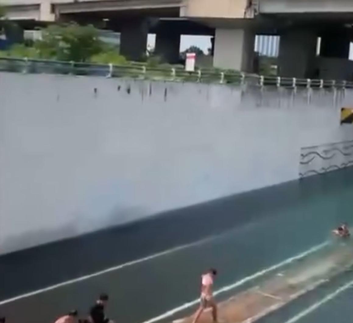 Kabupaten Bekasi - Akses jalan underpass di Kawasan Industri MM2100, Cikarang Barat, Kabupaten Bekasi, tergenang banjir sejak Senin malam (7/7/2025).