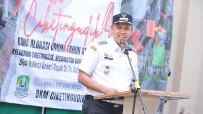 Kota Bekasi - Wali Kota Bekasi, Tri Adhianto, meresmikan Taman Ciketing Udik 4 yang berlokasi di Perumahan Taman Sari Regensi, RW 08, Kelurahan Ciketing Udik, Kecamatan Bantar Gebang, pada Rabu (9/7/2025).