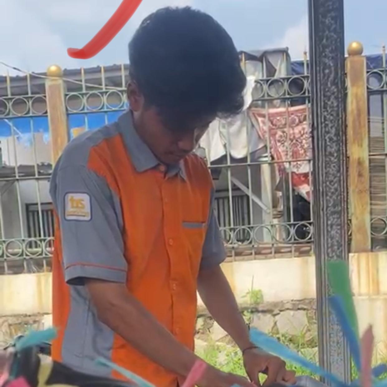 Kabupaten Bekasi - Pegawai parkir di Stasiun Tambun, Kabupaten Bekasi, menandakan sepeda motor dengan tali rapia.