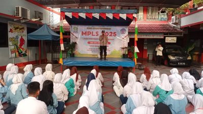 Kota Bekasi - Kapolsek Bekasi Barat AKP Wahyudi melaksanakan program Police Go To School di SMK Bina Siswa Utama, Jumat (11/7/2025).