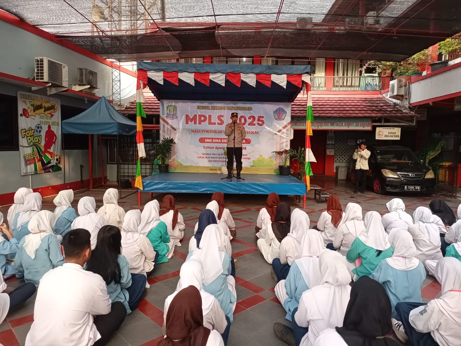 Kota Bekasi - Kapolsek Bekasi Barat AKP Wahyudi melaksanakan program Police Go To School di SMK Bina Siswa Utama, Jumat (11/7/2025).