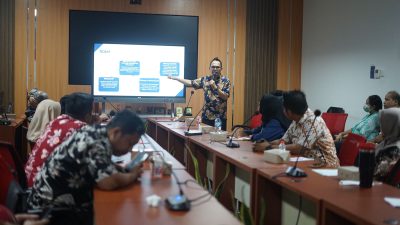 Kota Bekasi - Muhammad Muchlis dari Dinas Komunikasi, Informatika, Statistik dan Persandian (Diskominfostandi) Kota Bekasi memberikan pelatihan informatika dan sosial media kepada DBMSDA