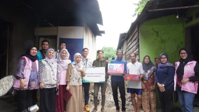 Kota Bekasi - Yayasan Baitul Maal (YBM) PLN UP3 Bekasi bersama Srikandi PLN menggelar aksi sosial dengan menyalurkan bantuan logistik di Gang Mawar, Kelurahan Margahayu, Kota Bekasi, Selasa (8/7/2025).
