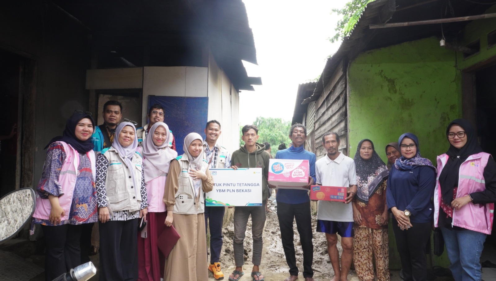 Kota Bekasi - Yayasan Baitul Maal (YBM) PLN UP3 Bekasi bersama Srikandi PLN menggelar aksi sosial dengan menyalurkan bantuan logistik di Gang Mawar, Kelurahan Margahayu, Kota Bekasi, Selasa (8/7/2025).