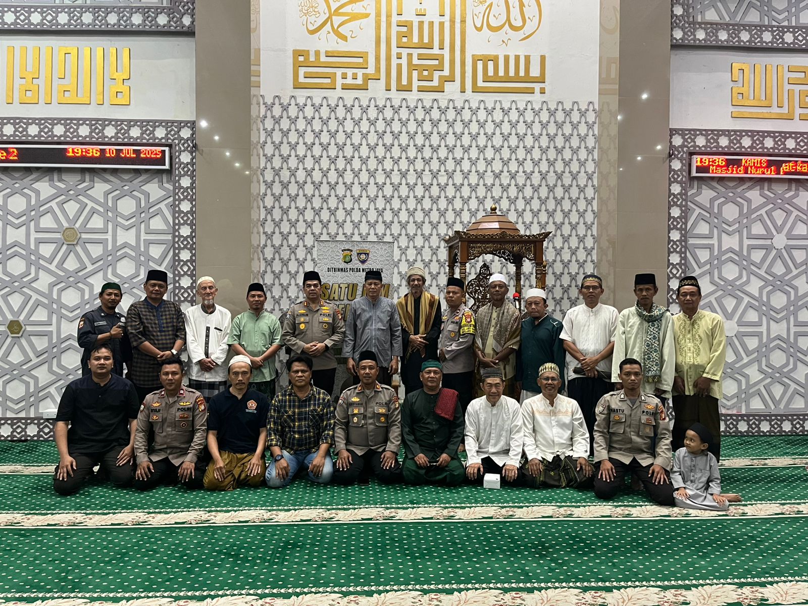 Kota Bekasi - Kegiatan satu jam mengaji di Masjid Nurul Huda, Komplek Danamon Green Hill, Kelurahan Jatisari, Kecamatan Jatiasih, Kota Bekasi.