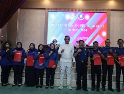 Wali Kota Bekasi Serahkan SK PPPK Disdamkarmat, Tekankan Semangat Gerak Cepat dan Kepedulian