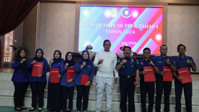 Kota Bekasi - Wali Kota Bekasi Tri Adhianto menyerahkan langsung Surat Keputusan (SK) Pegawai Pemerintah dengan Perjanjian Kerja (PPPK) kepada jajaran Dinas Pemadam Kebakaran dan Penyelamatan dalam acara yang digelar di Balai Patriot, Jumat (11/7/2025).