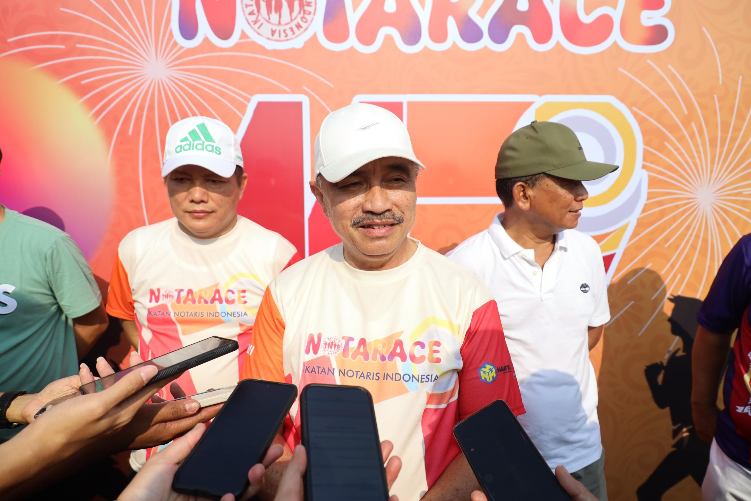 Kota Bekasi - Wakil Wali Kota Bekasi Abdul Harris Bobihoe menghadiri kegiatan “NOTARACE – FUN RUN & FUN WALK” dalam rangka memperingati Hari Ulang Tahun (HUT) Ikatan Notaris Indonesia (INI) ke-117, yang digelar bersama masyarakat dan pengurus INI, Minggu (13/7/2025).