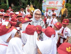 Hari Pertama MPLS, Ketua TP PKK Kota Bekasi Kunjungi Sekolah dan Beri Motivasi ke Siswa