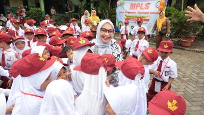 Kota Bekasi - Ketua Tim Penggerak PKK Kota Bekasi, Wiwiek Hargono Tri Adhianto, melakukan kunjungan langsung ke beberapa sekolah yang melaksanakan kegiatan Masa Pengenalan Lingkungan Sekolah (MPLS) di hari pertama tahun ajaran baru 2025/2026, Senin (14/7/2025).