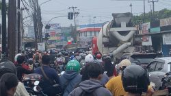 Bekasi - Kemacetan di Jalan Raya Karang Satria, Tambun Utara perbatasan dengan Jalan Perjuangan, Bekasi Utara (Jembatan Besi KCM). Foto: Gobekasi.id