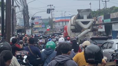 Bekasi - Kemacetan di Jalan Raya Karang Satria, Tambun Utara perbatasan dengan Jalan Perjuangan, Bekasi Utara (Jembatan Besi KCM). Foto: Gobekasi.id