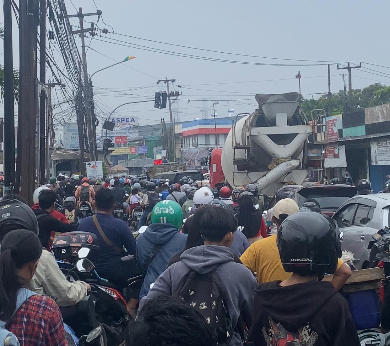 Bekasi - Kemacetan di Jalan Raya Karang Satria, Tambun Utara perbatasan dengan Jalan Perjuangan, Bekasi Utara (Jembatan Besi KCM). Foto: Gobekasi.id