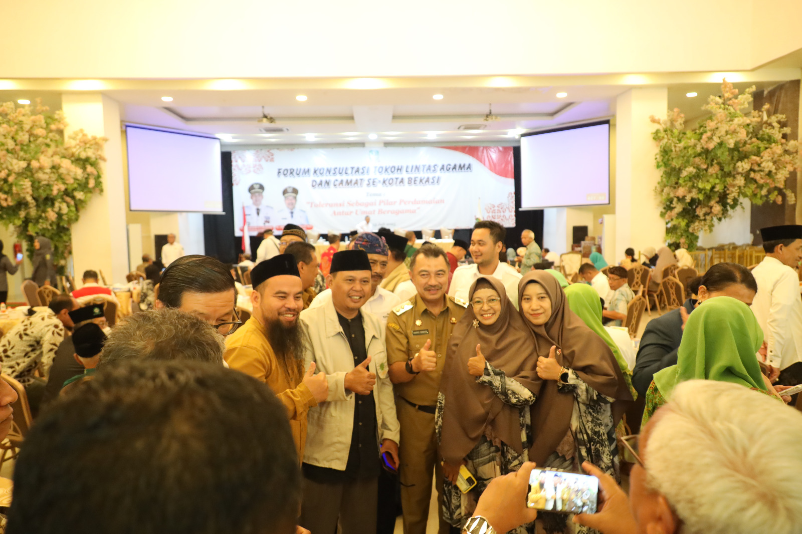 Kota Bekasi - Wakil Wali Kota Bekasi Abdul Harris Bobihoe menghadiri Forum Konsultasi Tokoh Lintas Agama dan Camat se-Kota Bekasi yang digelar di Marga Jaya, Bekasi Selatan.