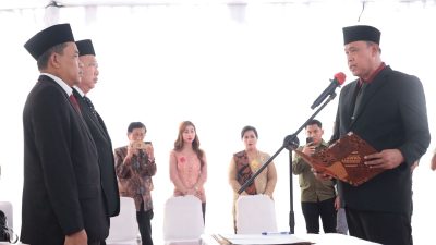 Kota Bekasi - Wali Kota Bekasi Tri Adhianto secara resmi melantik dua Direktur Utama Badan Usaha Milik Daerah (BUMD) Kota Bekasi, Selasa (15/7/2025).