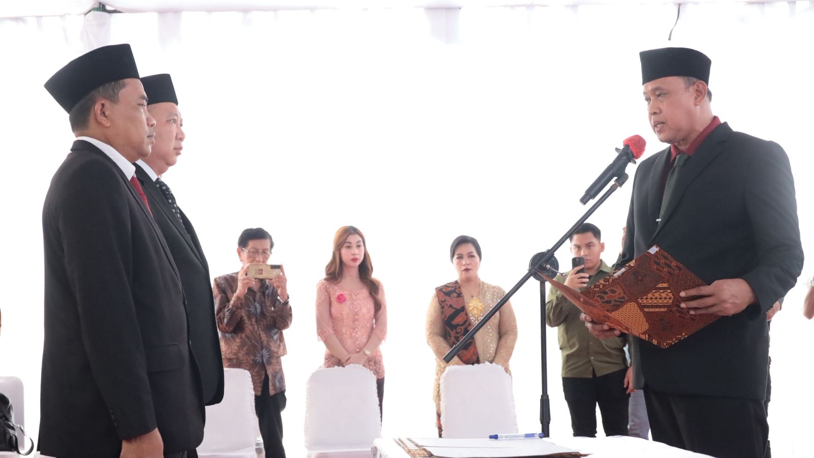Kota Bekasi - Wali Kota Bekasi Tri Adhianto secara resmi melantik dua Direktur Utama Badan Usaha Milik Daerah (BUMD) Kota Bekasi, Selasa (15/7/2025).