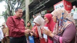 Salurkan BLT Hasil Cukai di Jatiasih, Tri Adhianto: Bantuan Harus Tepat Sasaran dan Transparan