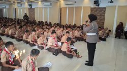 Kota Bekasi - Unit Lalu Lintas Polsek Jatiasih Polres Metro Bekasi Kota menggelar kegiatan pembinaan dan edukasi keselamatan berlalu lintas kepada siswa baru di SMK Negeri 7 Kota Bekasi, Kelurahan Jatisari, Kecamatan Jatiasih, pada Rabu (16/7/2025).