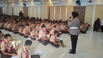 Kota Bekasi - Unit Lalu Lintas Polsek Jatiasih Polres Metro Bekasi Kota menggelar kegiatan pembinaan dan edukasi keselamatan berlalu lintas kepada siswa baru di SMK Negeri 7 Kota Bekasi, Kelurahan Jatisari, Kecamatan Jatiasih, pada Rabu (16/7/2025).