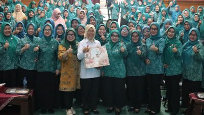 Kota Bekasi - Sebanyak 365 pengurus PKK dari tingkat kota, kecamatan, kelurahan, hingga Ketua PKK tingkat RW, menghadiri pertemuan rutin yang digelar di Balai Patriot, Kota Bekasi, pada Rabu (16/7/2025).