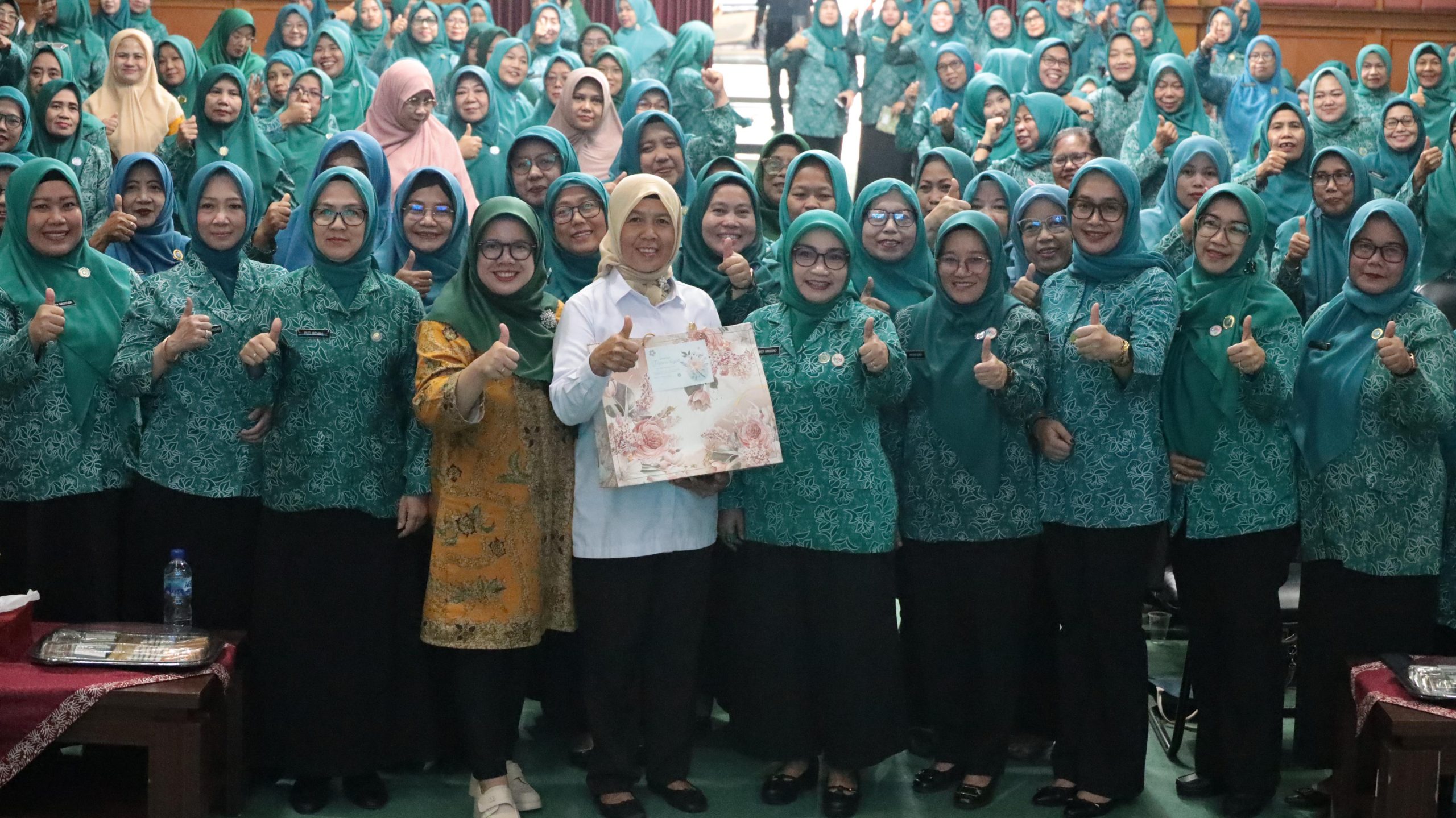 Kota Bekasi - Sebanyak 365 pengurus PKK dari tingkat kota, kecamatan, kelurahan, hingga Ketua PKK tingkat RW, menghadiri pertemuan rutin yang digelar di Balai Patriot, Kota Bekasi, pada Rabu (16/7/2025).