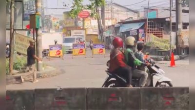 Kota Bekasi - Penutupan akses jalan Jembatan 0 Rawalumbu.