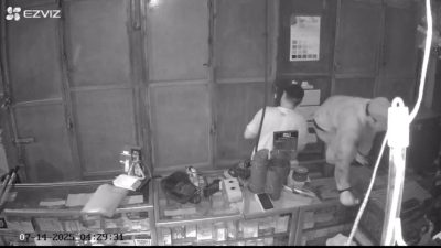 Kabupaten Bekasi - Kawanan pencuri terekam CCTV saat beraksi di toko bangunan di Jalan Raya Rawa Kalong, Desa Karangsatria, Tambun Utara, Kabupaten Bekasi, Senin (14/7/2025).