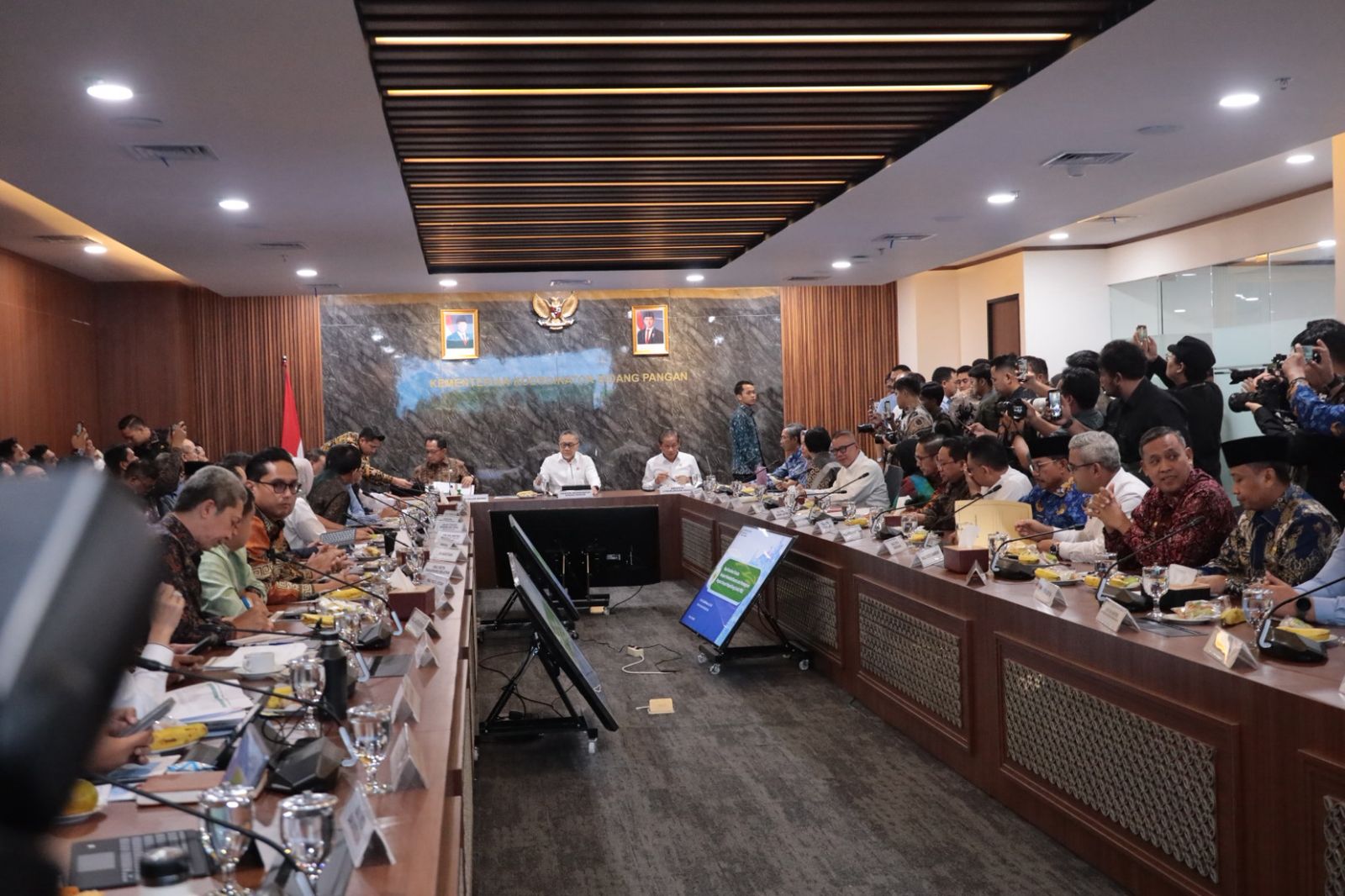 Kota Bekasi - Wali Kota Bekasi, Tri Adhianto, dalam Rapat Koordinasi Terbatas (Rakor Terbatas) di Kantor Kementerian Koordinator Bidang Pangan pada Kamis (17/7/2025).