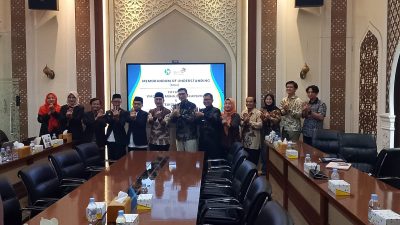 Kota Bekasi - Penandatanganan kerja sama dilakukan oleh Mohammad Syafiudin, Ketua Yayasan Waqaf Al-Muhajirien, dan Edie Kurniawan, Executive Vice President Telkom Regional II Jakarta, di Kantor Yayasan Waqaf Al-Muhajirien Jakapermai pada Jumat (18/7/2025). Acara ini disaksikan oleh jajaran dari kedua belah pihak.