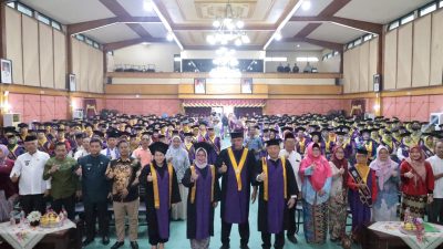 Kota Bekasi - Sebanyak 404 lansia dari lima sekolah lansia resmi diwisuda dalam acara Wisuda Sekolah Lansia Tahun 2025 Tingkat Kota Bekasi yang digelar di Balai Patriot, Jumat (18/7/2025)