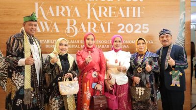 Kota Bekasi - Wali Kota Bekasi Tri Adhianto bersama Wakil Wali Kota Harris Bobihoe, Ketua Dekranasda Wiwiek Hargono Tri Adhianto, dan Sekretaris TP PKK Wuri Handayani menghadiri gelaran tahunan Sunda Karsa Fest 2025.