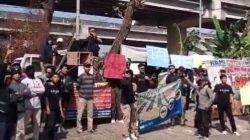Kota Bekasi - Ratusan warga Perumahan The Arthera Hill di Desa Jayasampurna, Kecamatan Serang Baru, Kabupaten Bekasi, turun ke jalan pada Sabtu (19/7/2025).