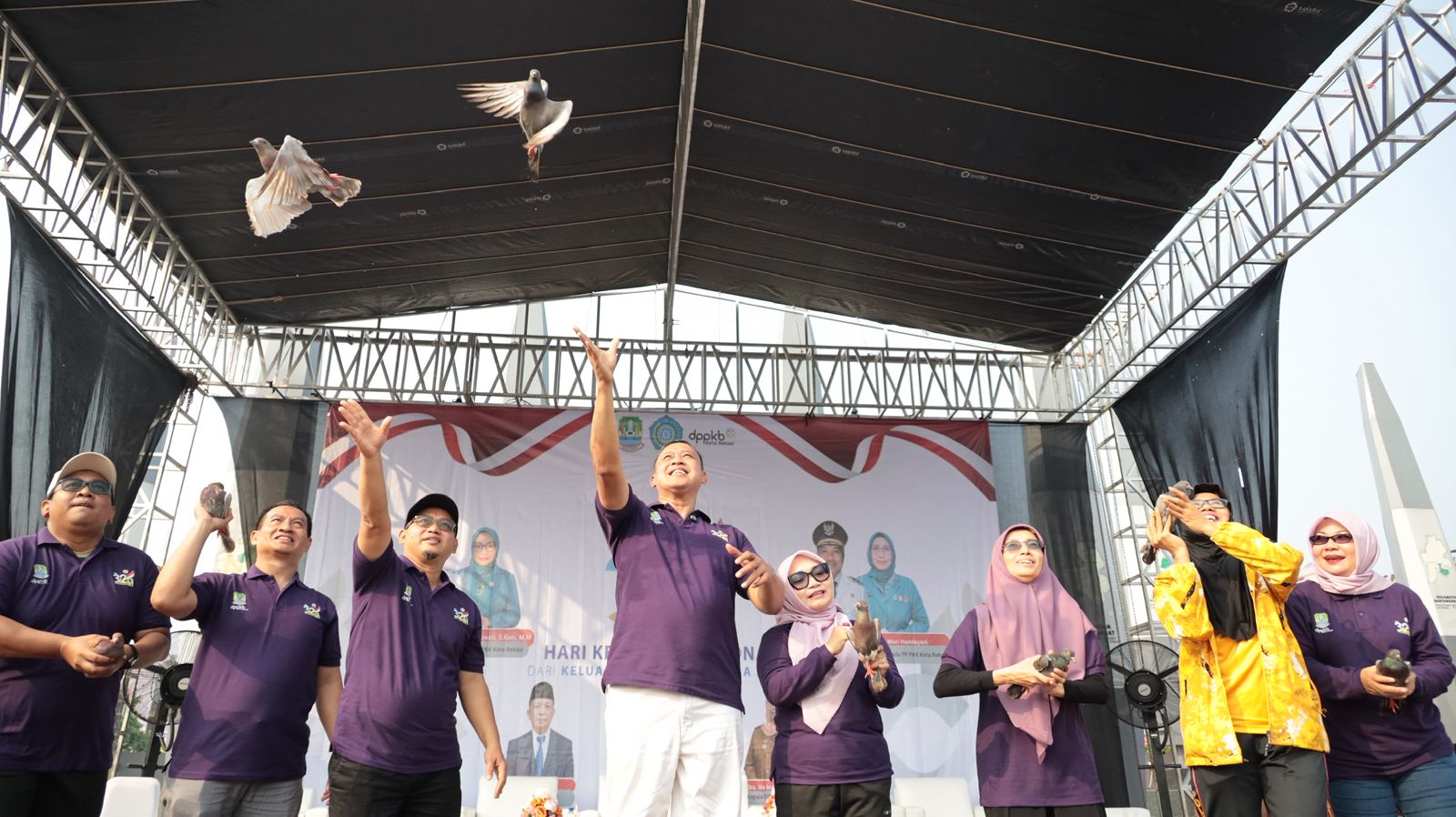 Kota Bekasi - Suasana Car Free Day (CFD) di Kota Bekasi, Minggu (20/7/2025), tampak lebih semarak dari biasanya. Ribuan warga tumpah ruah mengikuti rangkaian kegiatan dalam rangka peringatan Hari Keluarga Nasional (Harganas) ke-32 yang mengusung tema "Dari Keluarga untuk Indonesia Maju."