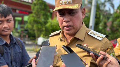 Kota Bekasi - Wali Kota Bekasi Tri Adhianto saat diwawancarai wartawan usai apel pagi.