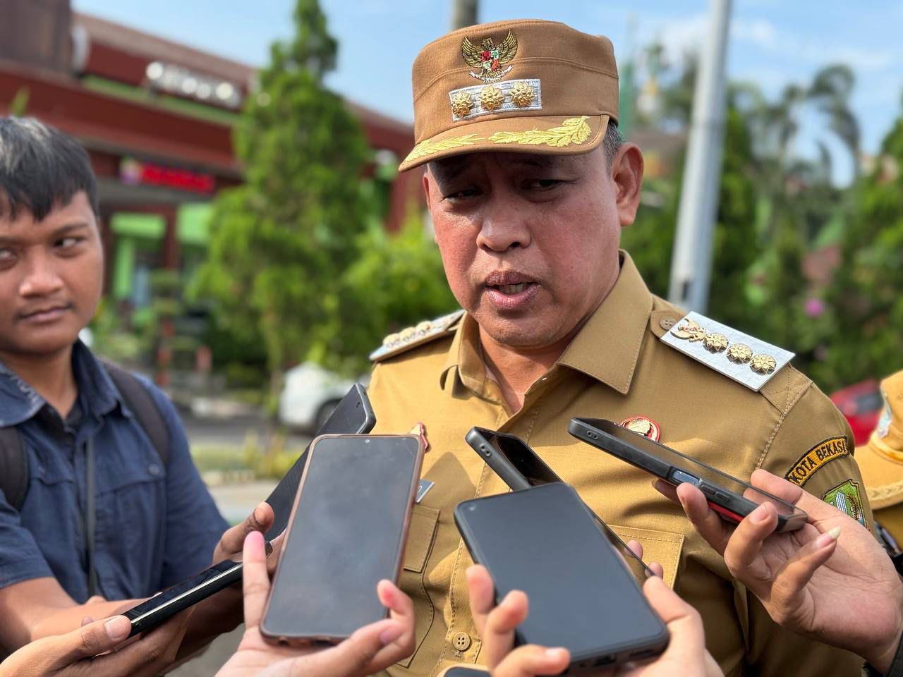 Kota Bekasi - Wali Kota Bekasi Tri Adhianto saat diwawancarai wartawan usai apel pagi.