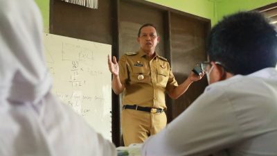 Kota Bekasi - Wali Kota Bekasi Tri Adhianto saat menyapa murid sekolah di kelasnya.