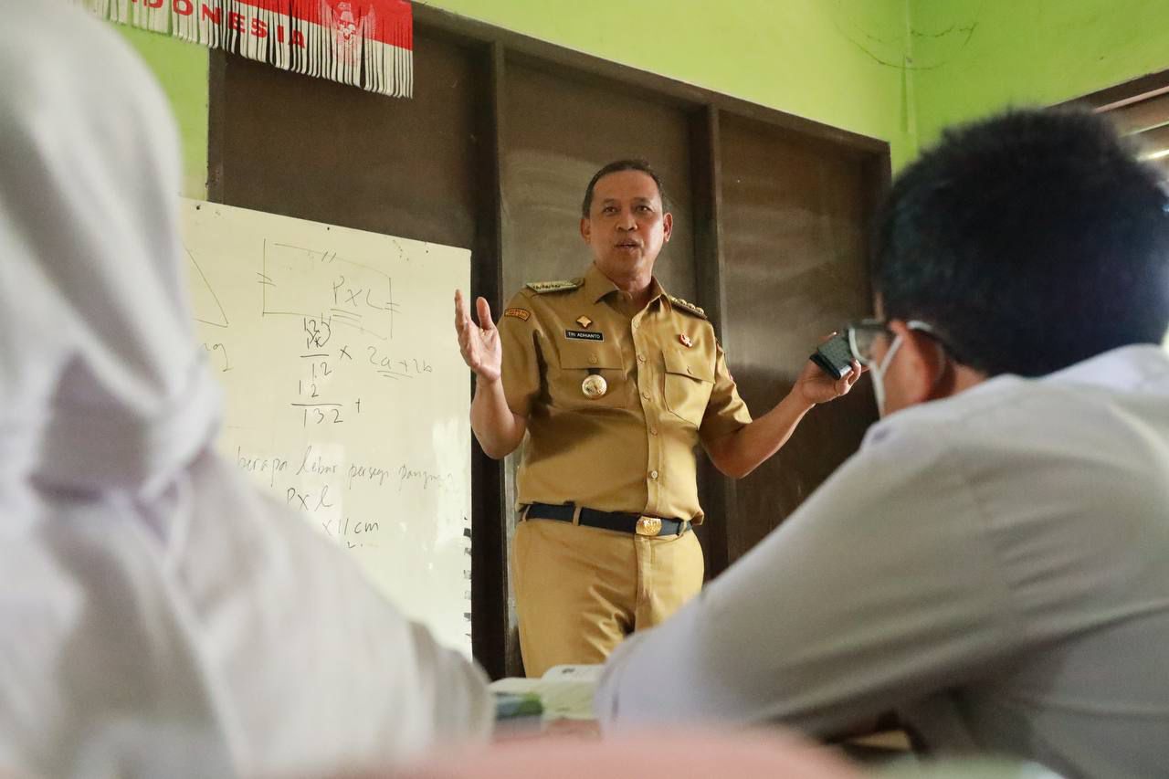 Kota Bekasi - Wali Kota Bekasi Tri Adhianto saat menyapa murid sekolah di kelasnya.