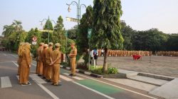 Kota Bekasi - Wali Kota Bekasi, Tri Adhianto, menegur pegawai ASN yang telat saat apel pagi.