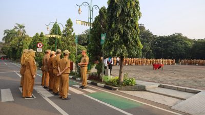 Kota Bekasi - Wali Kota Bekasi, Tri Adhianto, menegur pegawai ASN yang telat saat apel pagi.