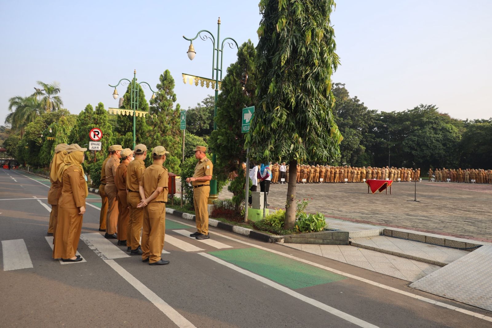 Kota Bekasi - Wali Kota Bekasi, Tri Adhianto, menegur pegawai ASN yang telat saat apel pagi.